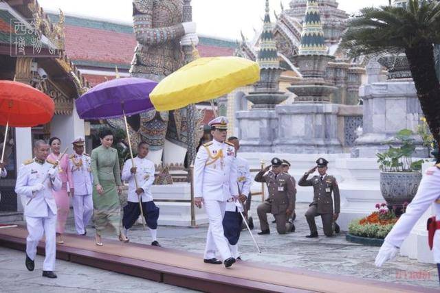苏提达|68岁泰王玛哈总算撇下20名女护卫从德国回泰，王后穿绿裙迎接