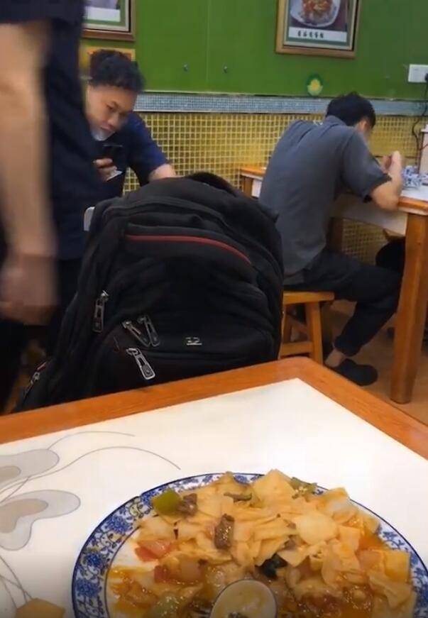 网友平价面馆偶遇陈奕迅，陈奕迅戴口罩等餐，