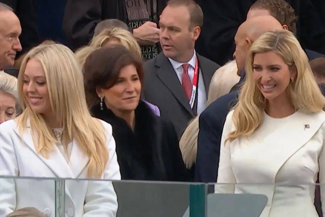 蒂芙尼|伊万卡姐妹同穿白西装，39岁姐姐靠身材惊艳，27岁胖妹妹羡慕了