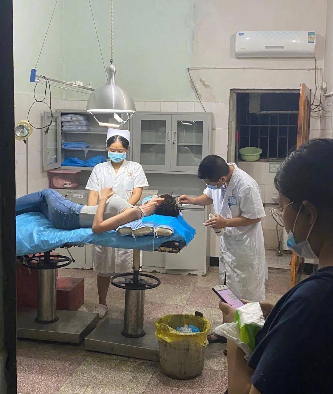 受伤|张蓝心拍戏头部受伤，头裹纱布满身血迹，为赶进度拒绝缝针