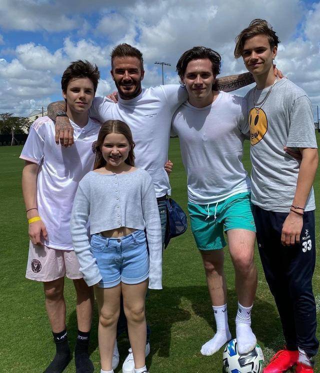 衣服|贝克汉姆女儿9岁生日！小七穿中国红学书法，老爸的字写得真不赖