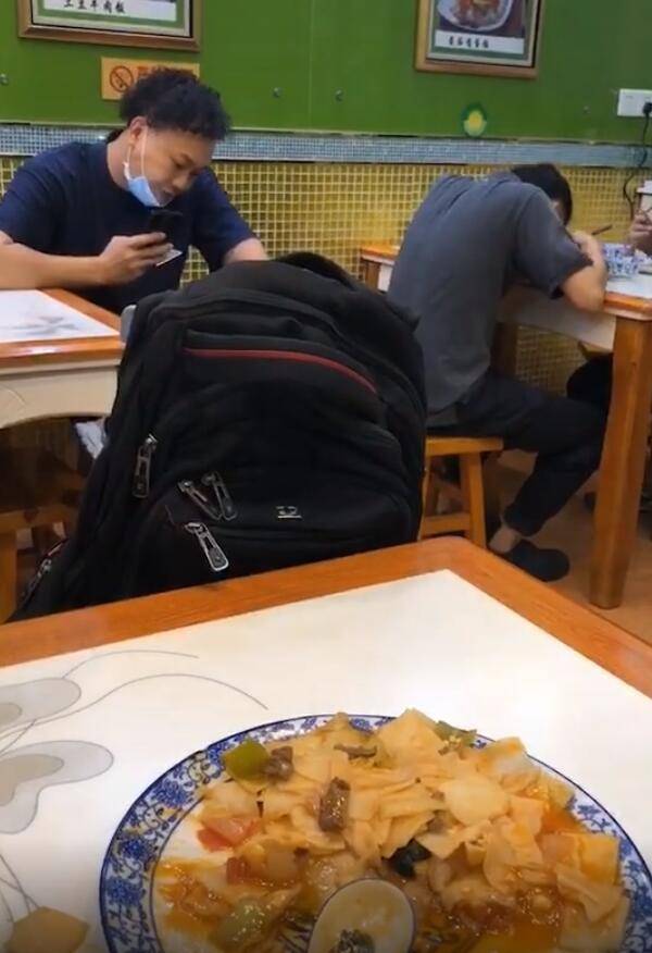 网友平价面馆偶遇陈奕迅，陈奕迅戴口罩等餐，