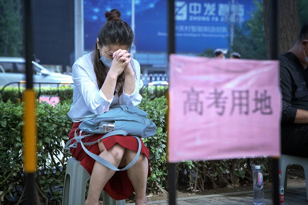 泪目！农民父亲睡走廊陪考，怕打呼噜影响孩子高考