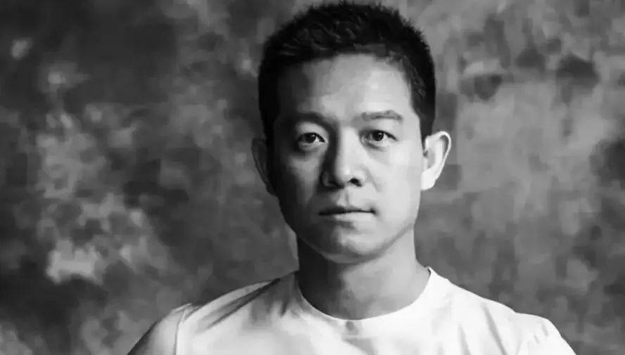 养三娃、欠5.3亿、限制出境，昔日阔太如何就活