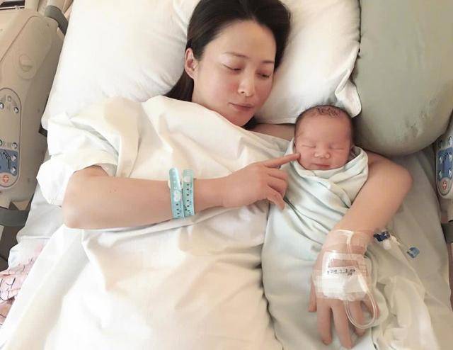 原创50岁的伊能静能生娃，为何钟丽缇就不行？你可能对高龄产妇有误解