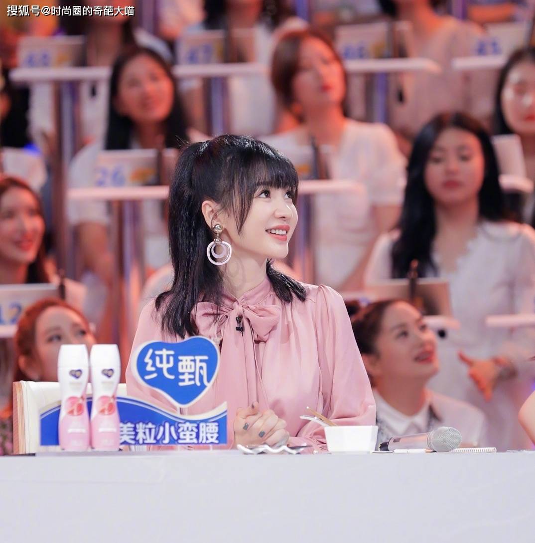 原创柳岩快四十了怎么还这么甜！少女系穿搭青春减龄，不见从前熟龄感