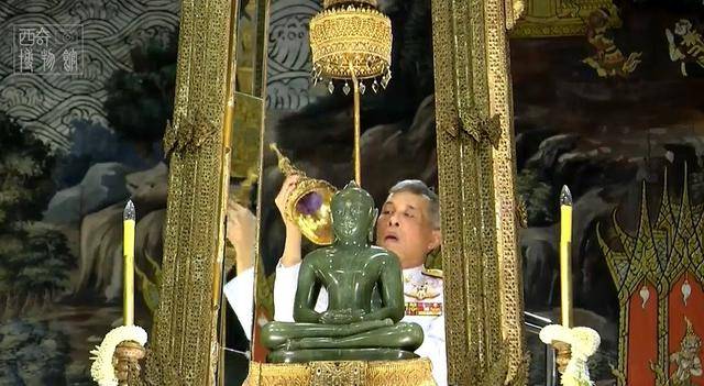 苏提达|68岁泰王玛哈总算撇下20名女护卫从德国回泰，王后穿绿裙迎接