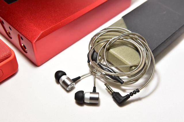耳机|耳机能听音箱的感觉么？两款箱子味十足的耳机横评找答案