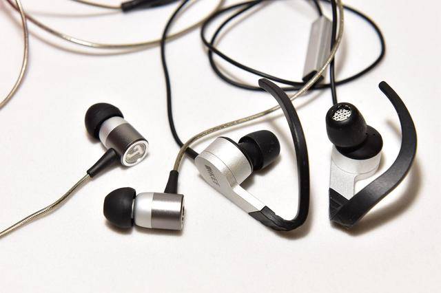 耳机|耳机能听音箱的感觉么？两款箱子味十足的耳机横评找答案