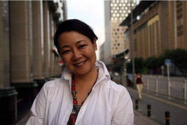 她出道24年零绯闻，和初恋结婚，如今51岁仍在演