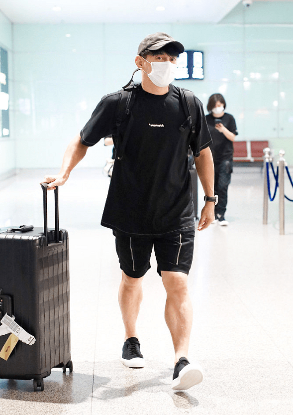 吴奇隆|吴奇隆身穿黑色短袖短裤酷帅有型，手臂肌肉壮硕，型男范儿爆棚！