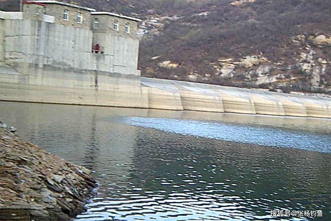 在野沟门水库边钓鱼边赏景