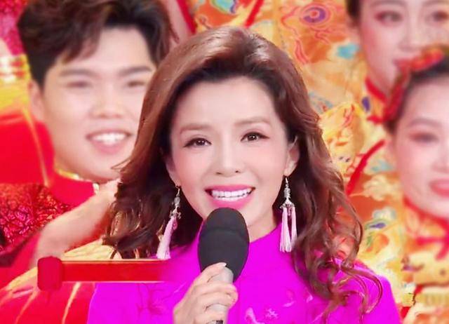 央视主持朱迅年轻旧照,长相清纯很动人,被指撞脸baby