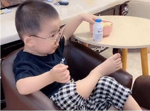 原创孩子坐沙发上翘着二郎腿边吃边喝，好不惬意，网友却直呼养废了