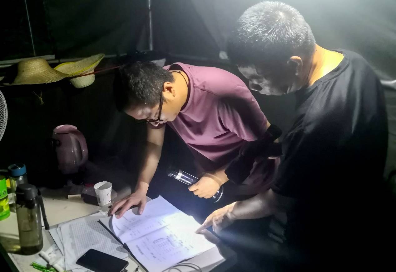 深夜检查巡堤人当班记录军营磨砺多年的郭立中明白上阵杀敌光凭将士血性