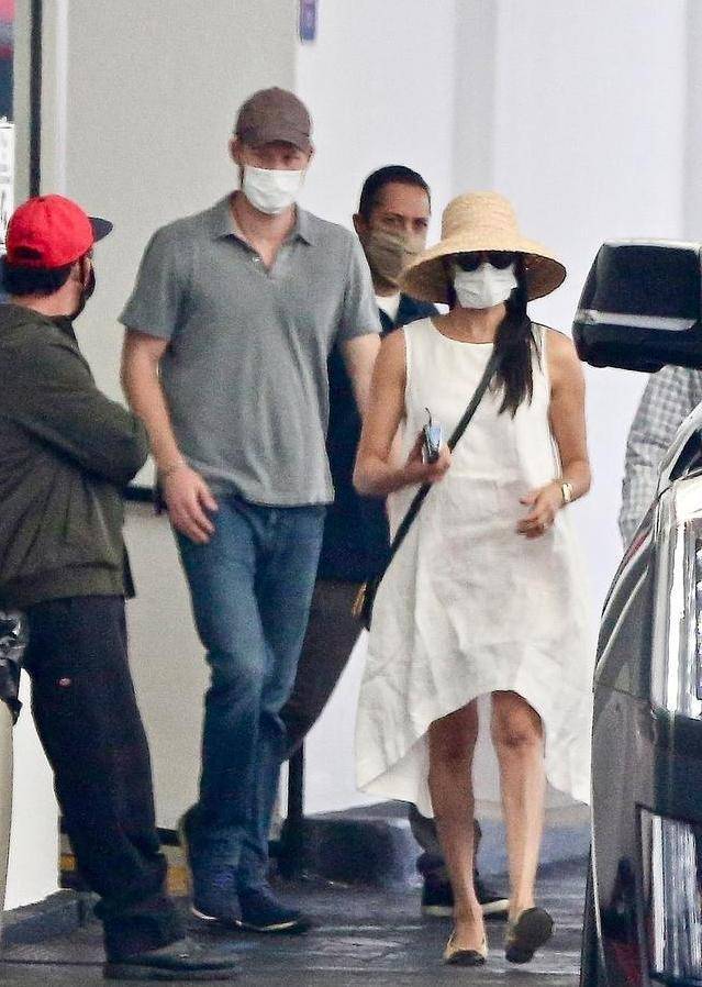 亚麻|梅根时隔几个月现身啦！亚麻白裙皱巴巴显廉价，开平价车看着可怜