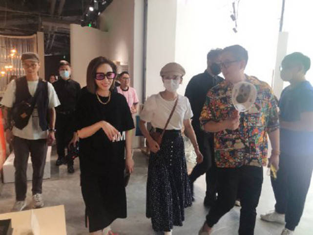 孙俪带儿女久违露面,等等“暴风抽高”到妈妈肩膀