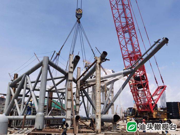 120米近千吨汕头亚青会体育场最长最重的钢结构管件12日开始吊装