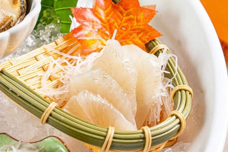 烧烤|打卡海鲜刺身、炭火烤串，凌晨2点还爆满！开在天台的烧烤档