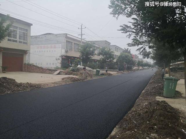 新野县歪子镇:柏油路修进村 铺就群众小康路_老庄村