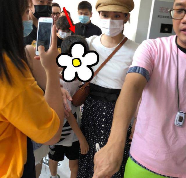 原创孙俪带儿女做公益，与李佳琦宣传领养动物，等等身高到妈妈肩膀