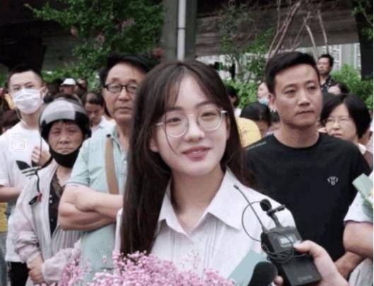 高考场外女孩手捧满天星等朋友,当网友见到她等的考生:打扰了!