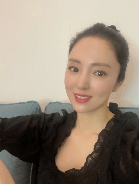 搜狐娱乐讯 7月12日,董璇工作室晒出董璇一段潜水视频.