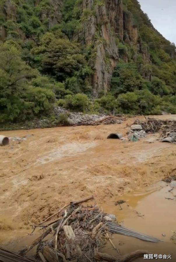 视频|原创58岁何政军露面，讲拍戏惊险一刻，水洪爆发遇泥石流古树连根折断