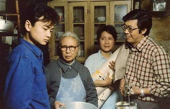 他曾是红遍全国的男神，如今头发掉光认不出，