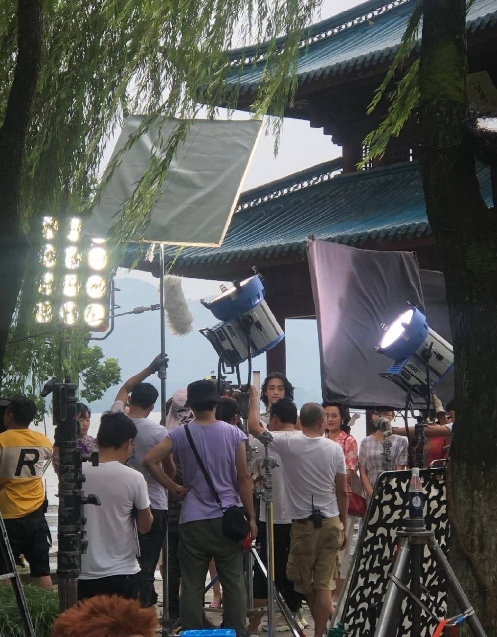 长发|原创不受仝卓事件影响！郑云龙现身拍新戏，长发搭白衬衫辨识度高