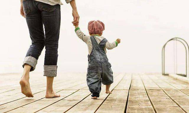 原创孩子明明会走路,为什么还想找妈妈"求抱抱?其实原因很暖心