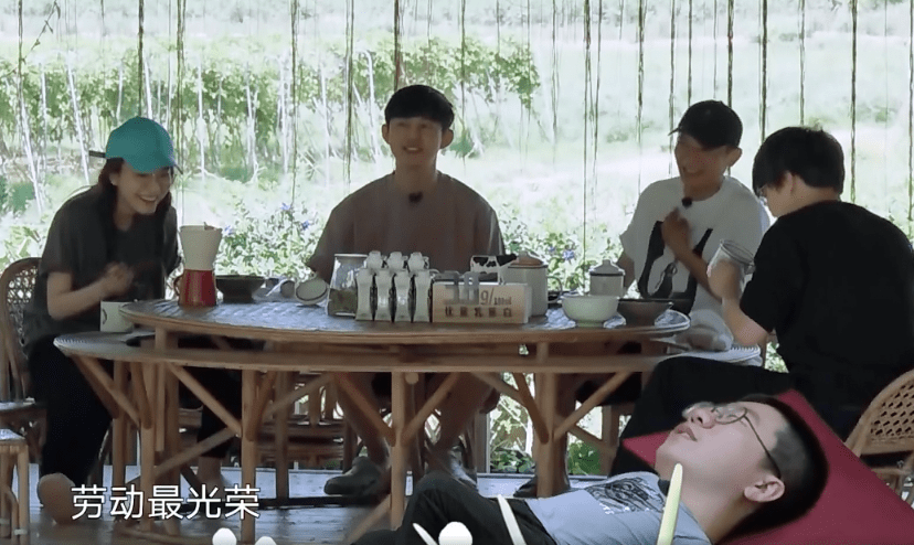 吴昕《向往4》被动劳动，说悄悄话和李诞比“懒