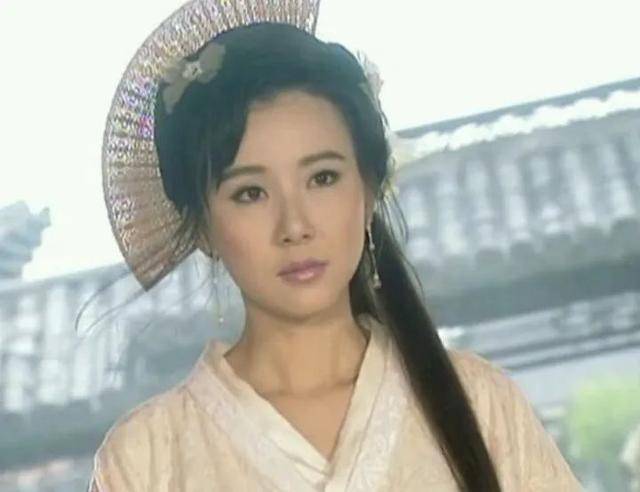 近照|51岁萧蔷近照，梳双马尾扮嫩惊现歪嘴，穿露脐衣前凸后翘很火辣