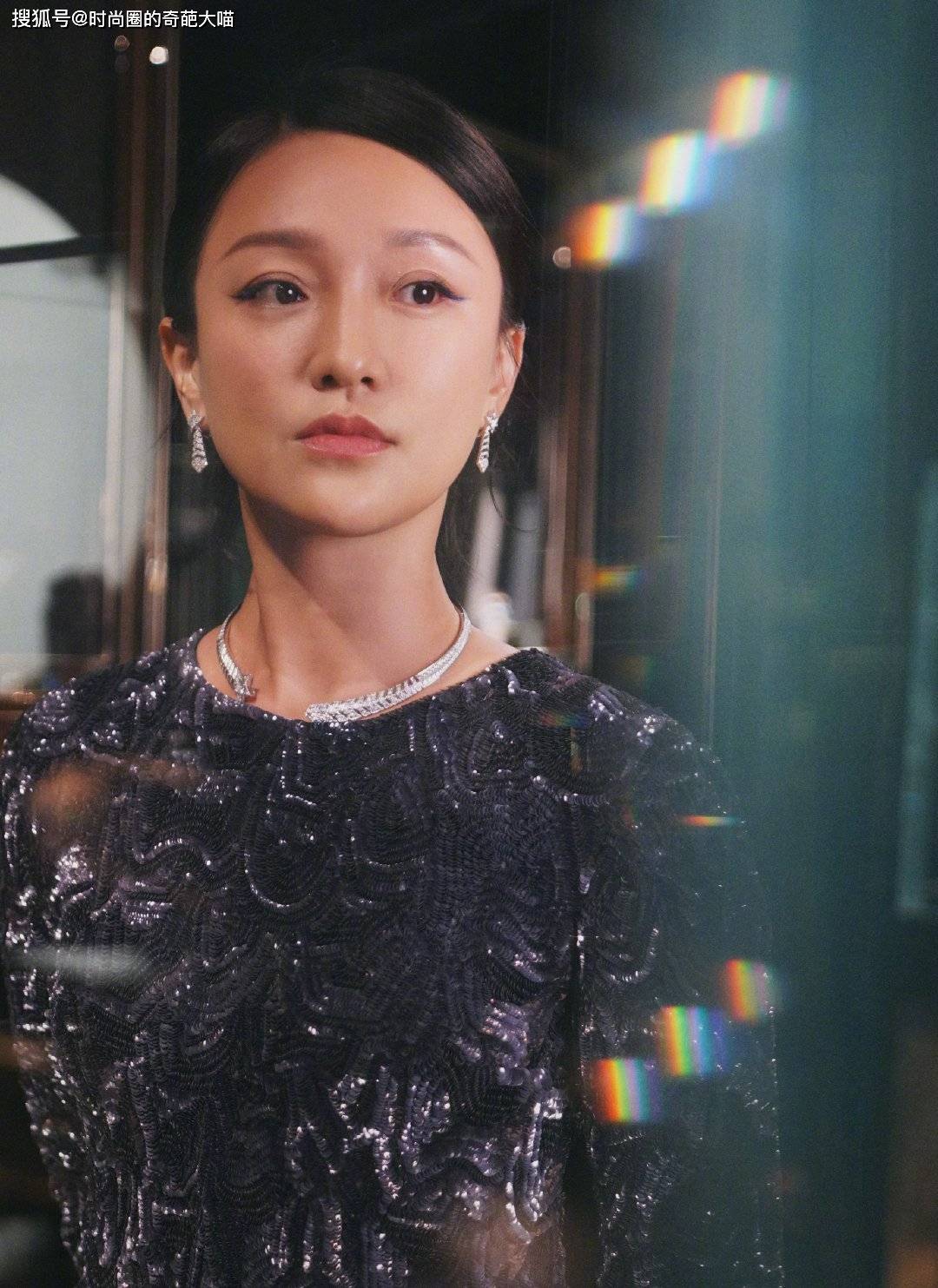 太阳穴|周迅新妆容有意思，眼线腮红直飞太阳穴，异域风被演绎出高级味道