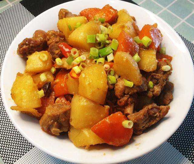 用简单的食材和朴素的烹饪方式做一份土豆红烧鸭腿,鸭腿口感松软