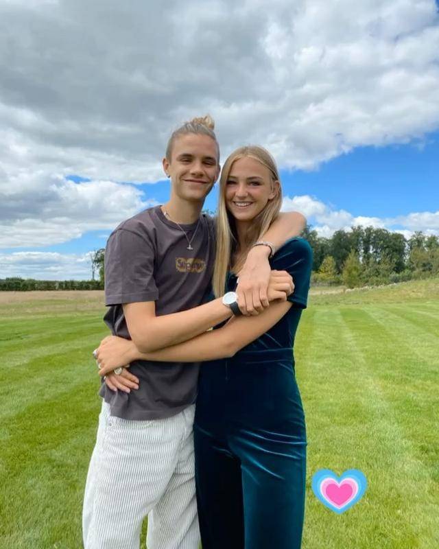 18岁罗密欧晒与女朋友合影，扎着小辫五官与贝嫂