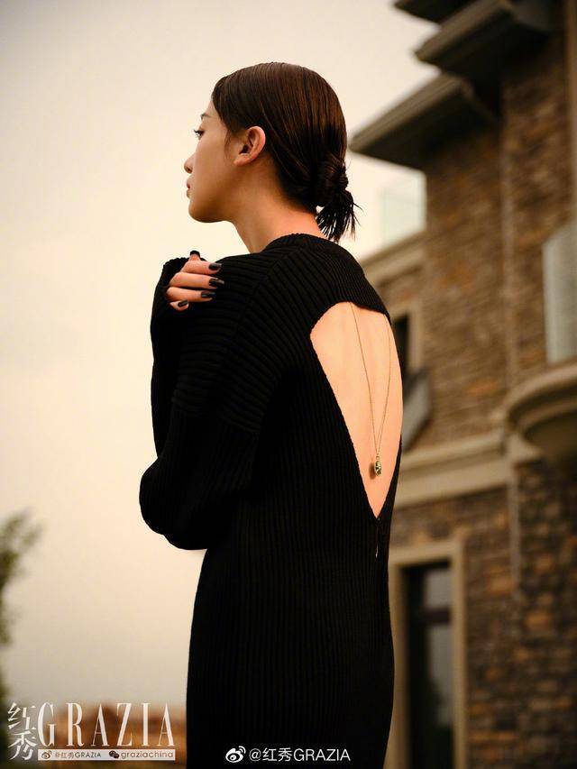 Dior|吴谨言再登杂志封面,纯黑套装大秀美背,画面洋溢着法式优雅