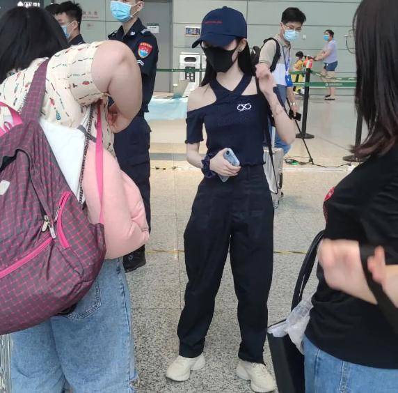 阴影|原创鞠婧祎遭遇强风发际线被吹起，阴影粉涂太多场面尴尬