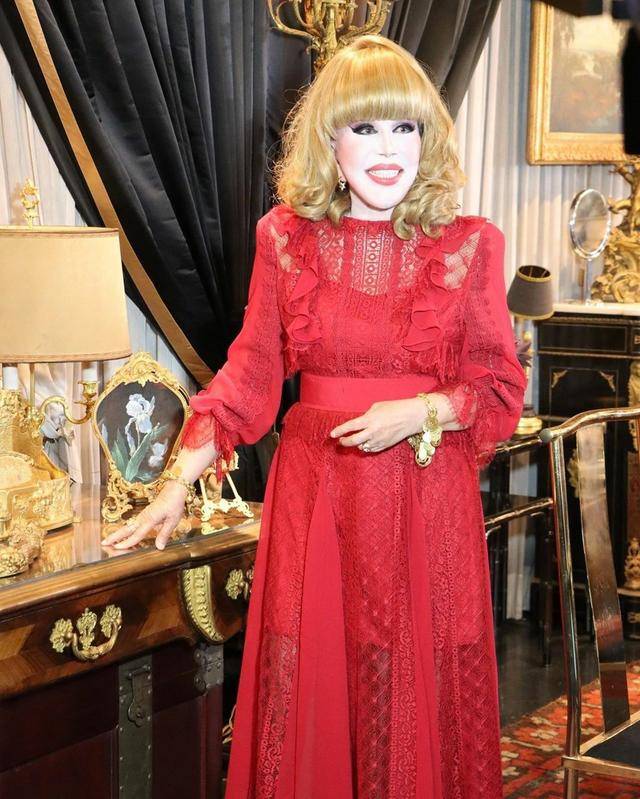 假面具|81岁富婆每天化浓妆，脸部僵硬像戴假面具，得癌不忘和男模拍写真