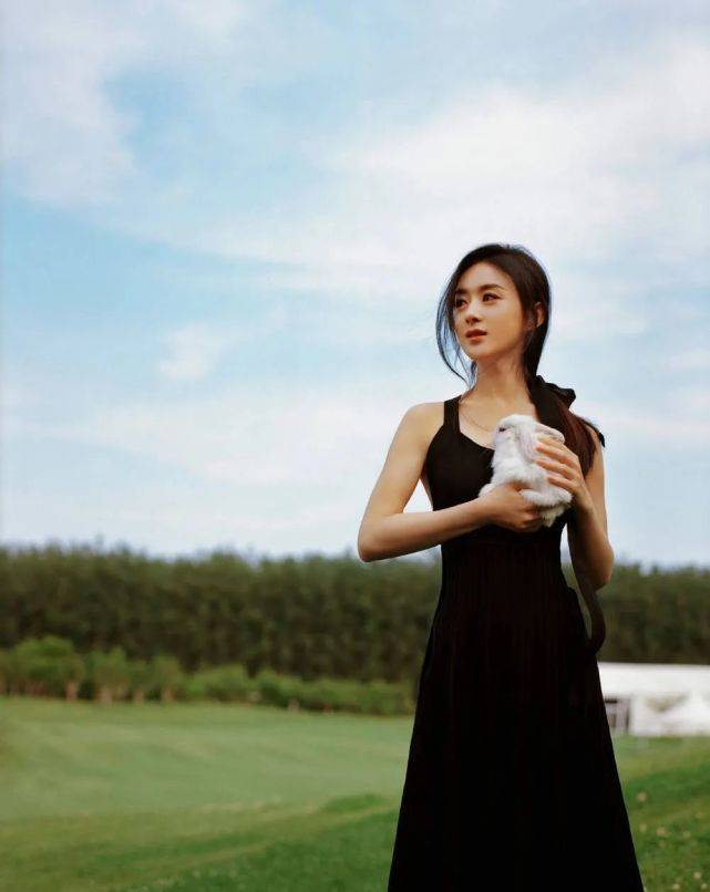 气质|赵丽颖靠美背上热搜！身穿露背小黑裙优雅迷人，清冷气质更是迷人