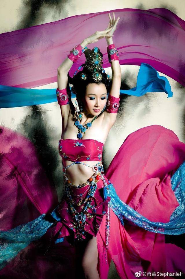 近照|51岁萧蔷近照，梳双马尾扮嫩惊现歪嘴，穿露脐衣前凸后翘很火辣