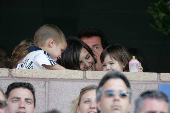 18岁罗密欧晒与女朋友合影，扎着小辫五官与贝嫂