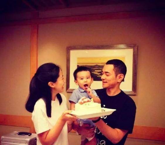 38岁主持人李晨三胎已生？老婆深夜晒照有深意，