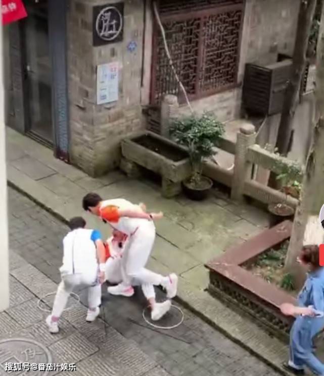 杨洋录《元气满满哥哥》摔跤，王彦霖第一时间