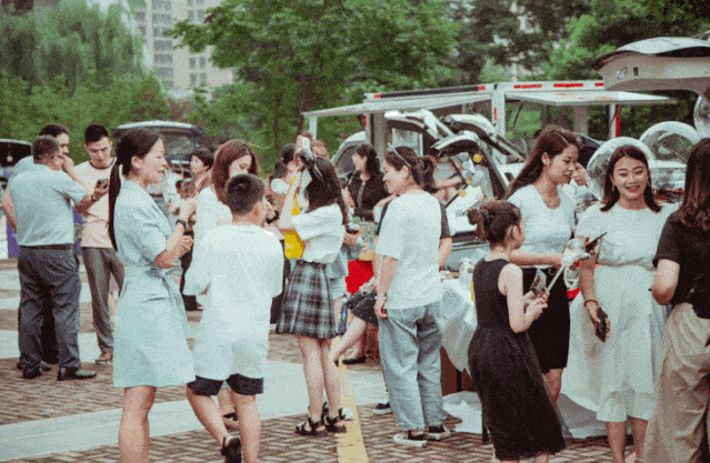 精美小物,原厂礼品,限量车模. 掀起了一股摆摊热潮,刷屏朋友圈.