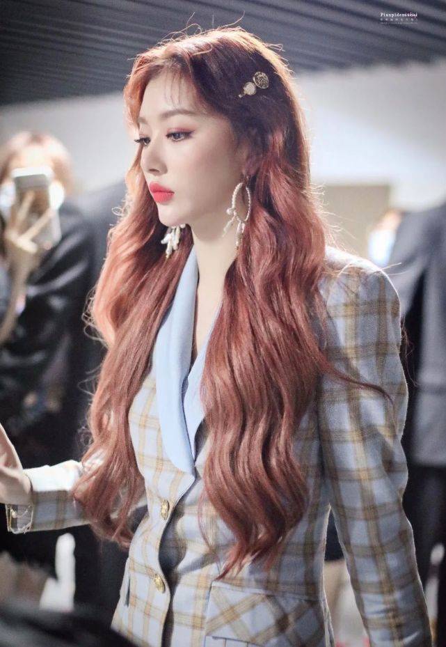 紫色|孔雪儿出席活动，渣女大波浪配紫色套装性感甜美，不愧天生女团脸