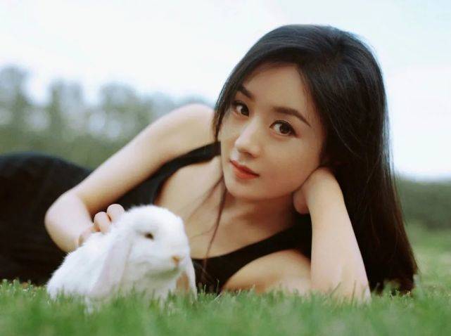 气质|赵丽颖靠美背上热搜！身穿露背小黑裙优雅迷人，清冷气质更是迷人