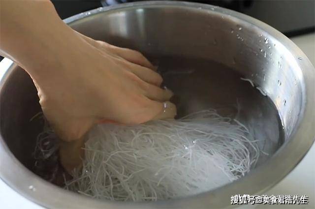 韭菜|粉丝根根分明、不粘锅炒粉丝总是黏成一团？多加这个步骤