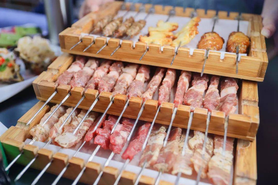 宁波这家自动旋转式烤串店,全程是热的!