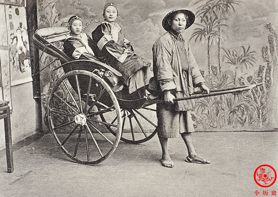 在照相馆里摆拍人力车.